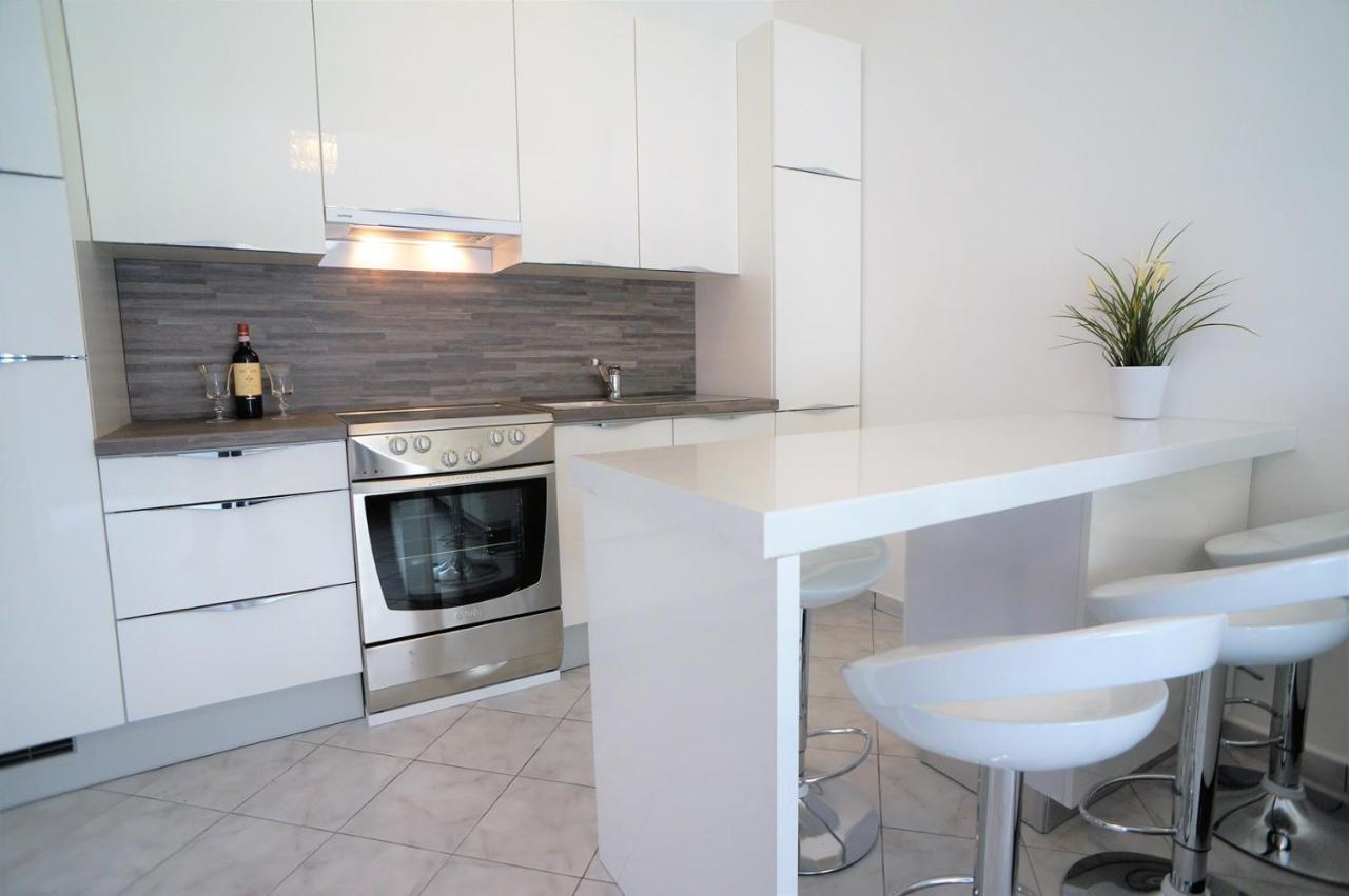 Holiday House Queens With Sea View Selce Exterior photo