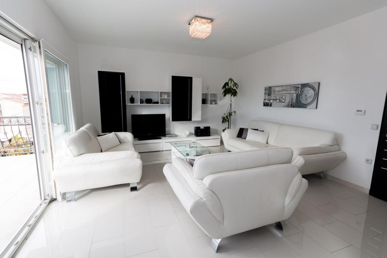 Holiday House Queens With Sea View Selce Exterior photo