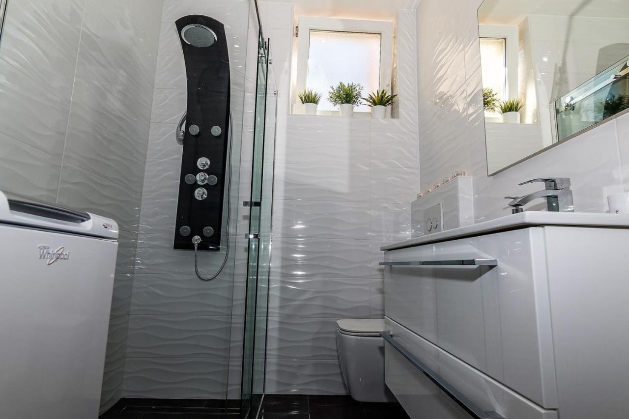 Holiday House Queens With Sea View Selce Exterior photo